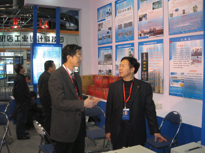 重慶高交會上，貴州省科技廳黨組成員、副廳長茍渝新和本公司總經理親切交談
